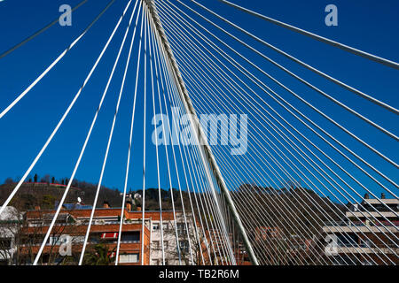 Bilbao, Spanien. Februar 16, 2019. Zubizuri Brücke (Puente del Campo Volantin), ist ein gebunden Bogen Fußgängerbrücke über den Fluss Nervion. Arq Santiago Calat Stockfoto