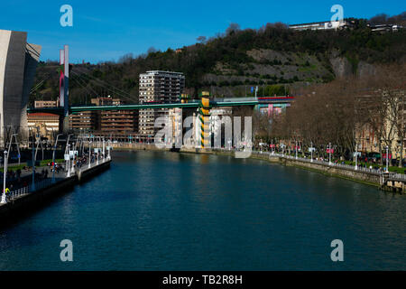 Bilbao, Spanien. Februar 16, 2019. Blick auf La Salve Brücke (Puente de la Salve und Fluss Nervion Stockfoto