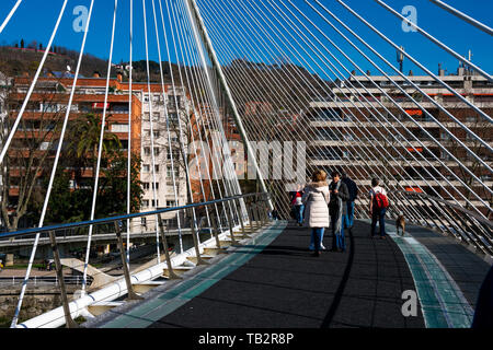 Bilbao, Spanien. Februar 16, 2019. Zubizuri Brücke (Puente del Campo Volantin), ist ein gebunden Bogen Fußgängerbrücke über den Fluss Nervion. Arq Santiago Calat Stockfoto