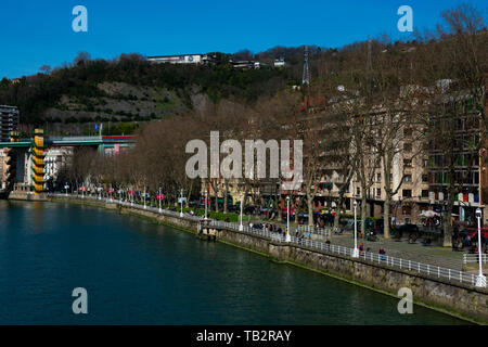 Bilbao, Spanien. Februar 16, 2019. Blick auf Bilbao City, den Fluss Nervion und der Promenade Stockfoto