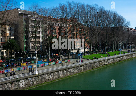 Bilbao, Spanien. Februar 16, 2019. Blick auf Bilbao City, den Fluss Nervion und der Promenade Stockfoto