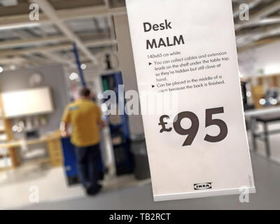 Ein Mitarbeiter an einem Schreibtisch arbeiten am Telefon bei Ikea in Coventry, Großbritannien, am 29. Mai 2019. Stockfoto