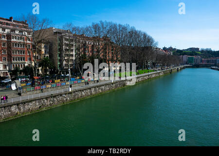 Bilbao, Spanien. Februar 16, 2019. Blick auf Bilbao City, den Fluss Nervion und der Promenade Stockfoto