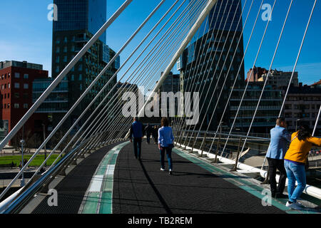 Bilbao, Spanien. Februar 16, 2019. Zubizuri Brücke (Puente del Campo Volantin), ist ein gebunden Bogen Fußgängerbrücke über den Fluss Nervion. Arq Santiago Calat Stockfoto