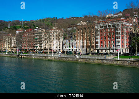 Bilbao, Spanien. Februar 16, 2019. Blick auf Bilbao City, den Fluss Nervion und der Promenade Stockfoto