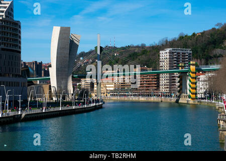 Bilbao, Spanien. Februar 16, 2019. Blick auf La Salve Brücke (Puente de la Salve und Fluss Nervion Stockfoto