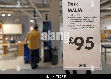 Ein Mitarbeiter an einem Schreibtisch arbeiten am Telefon bei Ikea in Coventry, Großbritannien, am 29. Mai 2019. Stockfoto