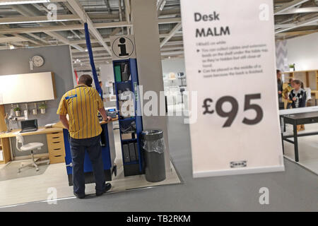 Ein Mitarbeiter an einem Schreibtisch arbeiten am Telefon bei Ikea in Coventry, Großbritannien, am 29. Mai 2019. Stockfoto