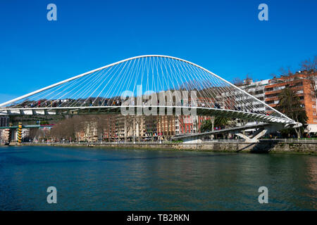 Bilbao, Spanien. Februar 16, 2019. Zubizuri Brücke (Puente del Campo Volantin), ist ein gebunden Bogen Fußgängerbrücke über den Fluss Nervion. Arq Santiago Calat Stockfoto