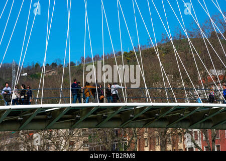 Bilbao, Spanien. Februar 16, 2019. Zubizuri Brücke (Puente del Campo Volantin), ist ein gebunden Bogen Fußgängerbrücke über den Fluss Nervion. Arq Santiago Calat Stockfoto