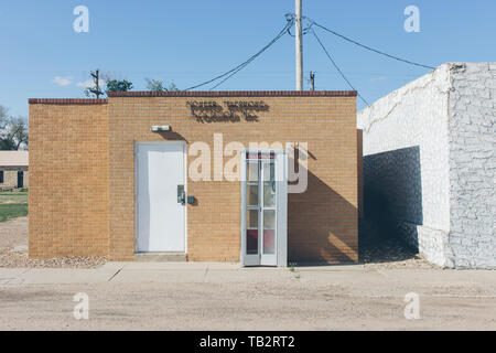 Telefonzelle Zahlen außerhalb der kleinen Backsteinbau, in der Nähe von Ford, Kansas Stockfoto