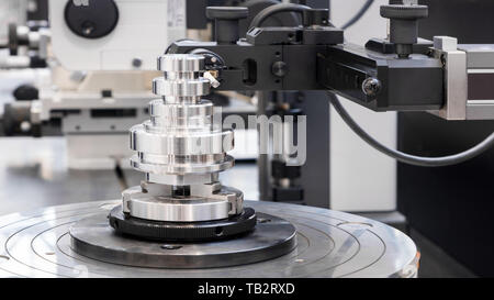 Betreiber Inspektion dimension Metallteilen von CMM nach Bearbeitung in der industriellen Produktion. Stockfoto