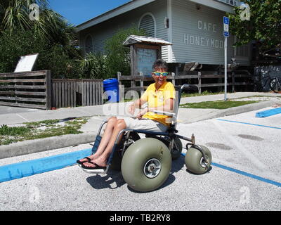 Behinderte Frau in strandrollstuhl auf Honeymoon Island State Park in Dunedin, Florida, USA, 10. Mai 2019, © katharine Andriotis Stockfoto