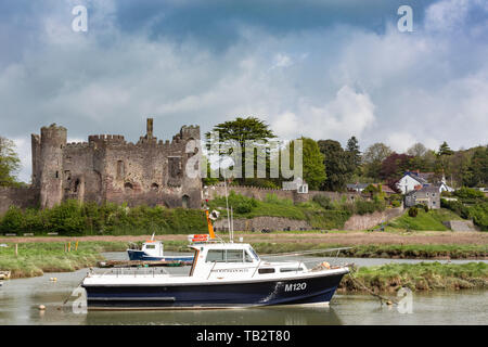 Boote gefesselt vor laugharne Schloss in Carmarthenshire, West Wales Stockfoto