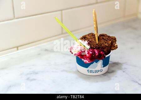 Italienische gelato Eis Schaufeln in einer Schale an Gelupo Gelateria, Soho, London, UK Stockfoto