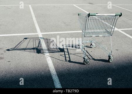 Einzeleinkaufswagen auf dem Parkplatz Stockfoto