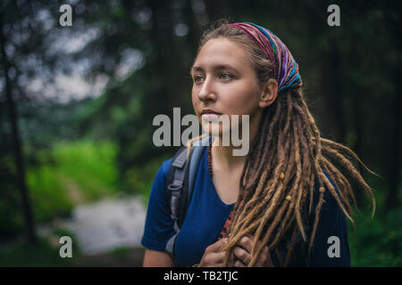 Porträt eines jungen Mädchen mit Dreadlocks in den Wald Stockfoto