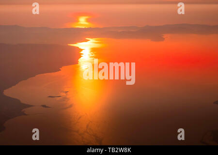 Luftaufnahme von Sonnenuntergang, Sonnenaufgang über dem Meer, die Küste von Athen, Griechenland Schuß von Flugzeug Stockfoto