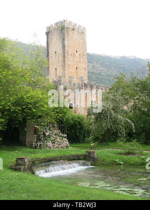 Inmitten der Ruinen einer mittelalterlichen Stadt, die Gärten von Ninfa in Mittelitalien sind voller Wasser, üppige Englisch einpflanzen und Romantik. Stockfoto