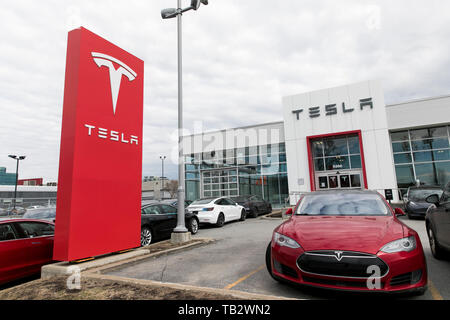 Ein logo Zeichen außerhalb eines Tesla Autohaus mit Modell 3 und Modell S Autos auf dem Parkplatz in Montreal, Quebec, Kanada, am 21. April 2019. Stockfoto