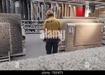 Ein Mitarbeiter arbeitet in der Teppiche Abteilung bei Ikea in Coventry, Großbritannien, am 29. Mai 2019. Stockfoto