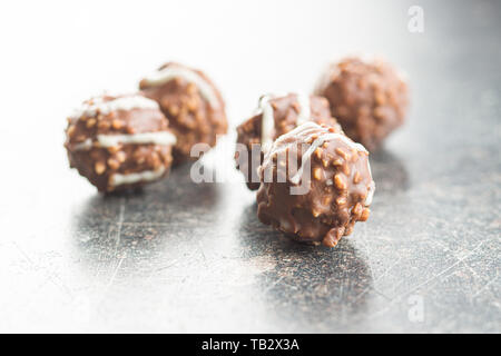Süße Schokolade Trüffel. Schokolade Kugeln auf dem Tisch. Stockfoto