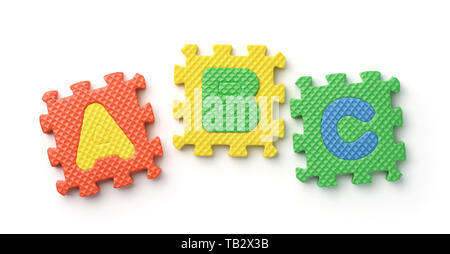 Blick von oben auf die ABC Alphabet Schaum Puzzleteile auf Weiß Stockfoto
