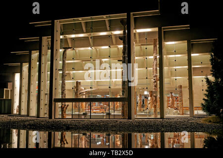 Die große Halle des Museums für Anthropologie an der Nacht, Universität von British Columbia, Vancouver, BC, Kanada Stockfoto