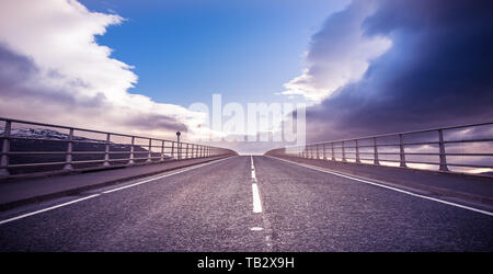 - Isle of Skye Skye Brücke und der Straße in Richtung Himmel Stockfoto