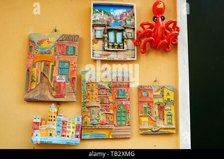 MANAROLA, Italien - 18. NOVEMBER 2018: Verschiedene Essen, Güter und kleinen typischen Souvenirs in kleinen Läden in der Fußgängerzone von Manarola Dorf verkauft, C Stockfoto