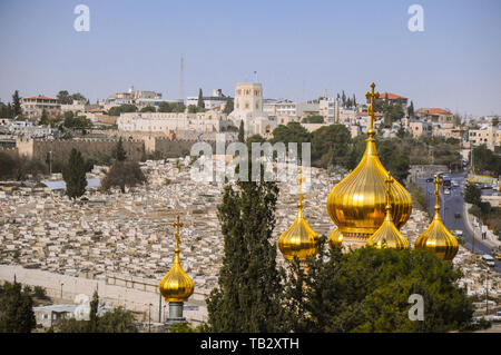 Blick auf Maria Magdalena s Kathedrale von russisch-orthodoxen Gethsemane Kloster unter Bäumen am Ölberg Hang. Jerusalem, Israel. Stockfoto