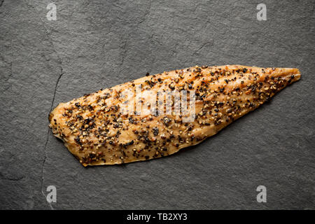 Ein Schottischer heiß geräucherte Makrele Scomber scombrus, Filet, mit Gecrackten schwarzer Pfeffer aus einem Supermarkt in Großbritannien gekauft. Makrele sind eine Quelle von Omega Stockfoto