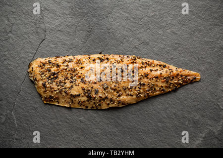 Ein Schottischer heiß geräucherte Makrele Scomber scombrus, Filet, mit Gecrackten schwarzer Pfeffer aus einem Supermarkt in Großbritannien gekauft. Makrele sind eine Quelle von Omega Stockfoto