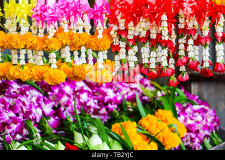 Frische Blumen Girlande zur Anbetung der Heiligen im Buddhismus gibt es allgemeine Verkaufs entlang der Straße Seite Stockfoto