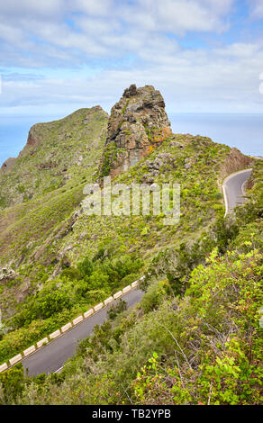 Anaga ländlichen Park malerische Berglandschaft mit Atlantischen Ozean in der Ferne, Teneriffa, Spanien. Stockfoto