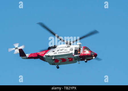 Eine Sikorsky S-92 ein HM Küstenwache SAR-Hubschrauber G-MCCZ von Bristol Hubschrauber fliegen Overhead in England, Großbritannien betrieben. Stockfoto