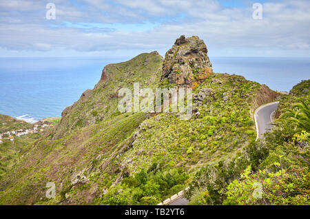 Anaga ländlichen Park malerische Berglandschaft mit Atlantischen Ozean in der Ferne, Teneriffa, Spanien. Stockfoto