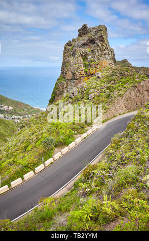 Scenic Mountain Road mit Atlantischen Ozean in der Ferne in ländlichen Anaga Park, Teneriffa, Spanien. Stockfoto