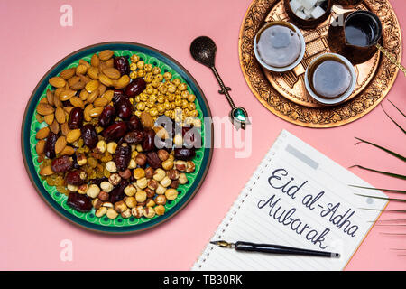 Eid Mubarak Hinweis mit Snacks und Kaffee auf einem Tisch Stockfoto