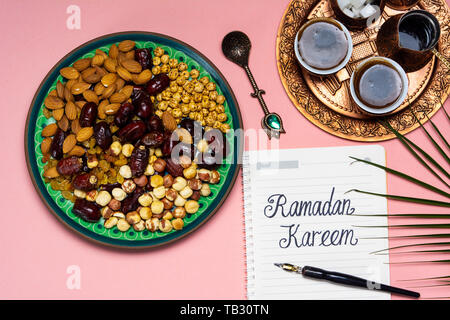 Ramadan Kareem Hinweis mit Snacks und Kaffee auf einem Tisch Stockfoto