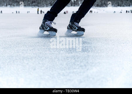 Schlittschuhlaufen auf gefrorenen Oeschinensee See im Berner Oberland Stockfoto