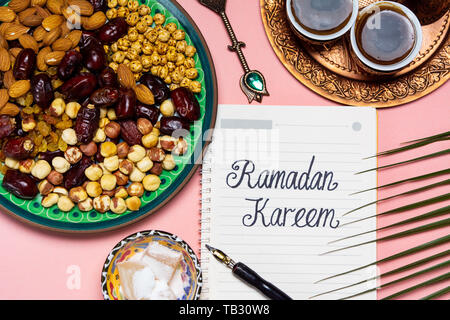 Ramadan Kareem Hinweis mit Snacks und Kaffee auf einem Tisch Stockfoto