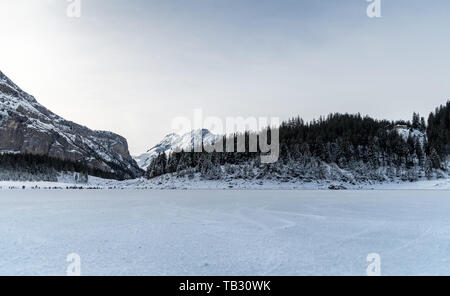 Schlittschuhlaufen auf gefrorenen Oeschinensee See im Berner Oberland Stockfoto