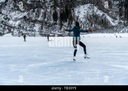 Schlittschuhlaufen auf gefrorenen Oeschinensee See im Berner Oberland Stockfoto