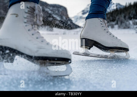 Schlittschuhlaufen auf gefrorenen Oeschinensee See im Berner Oberland Stockfoto