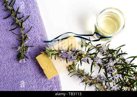 Rosmarin Pflanze natürliche Seife mit Handtuch, Ansicht von oben Stockfoto