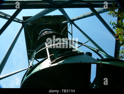 Moderne Aussichtsturm aus dem Boden Perspektive in der Hintergrundbeleuchtung Stockfoto