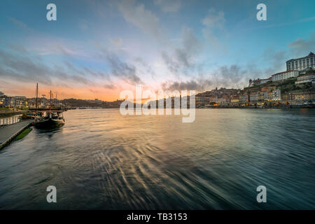 Blick entlang des Rio Douro und Porto in der Abenddämmerung. Stockfoto