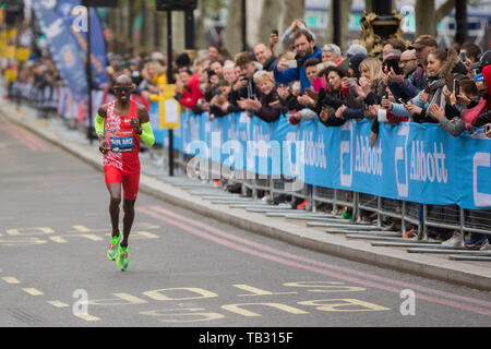 Sir Mo Farah im 2019 Virgin Money London Marathon entlang dem Bahndamm in Richtung Ziellinie auf der Mall. Mit: Sir Mo Farah Wo: London, Vereinigtes Königreich, wenn: 28 Apr 2019 Credit: Wheatley/WANN Stockfoto