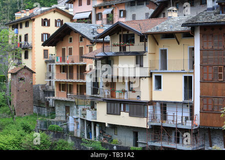 Maisons typiques sur la Rivière de Mastallone de Varallo Sesia. Italie. Typische Häuser am Fluss Mastallone von Varallo Sesia. Italien. Italien. Stockfoto